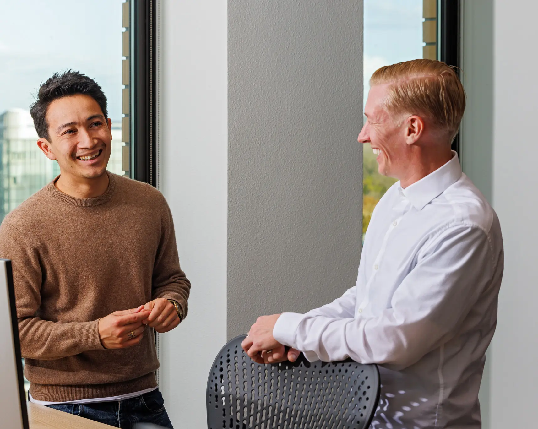 Twee redacteuren van Crypto Insiders in ontspannen gesprek