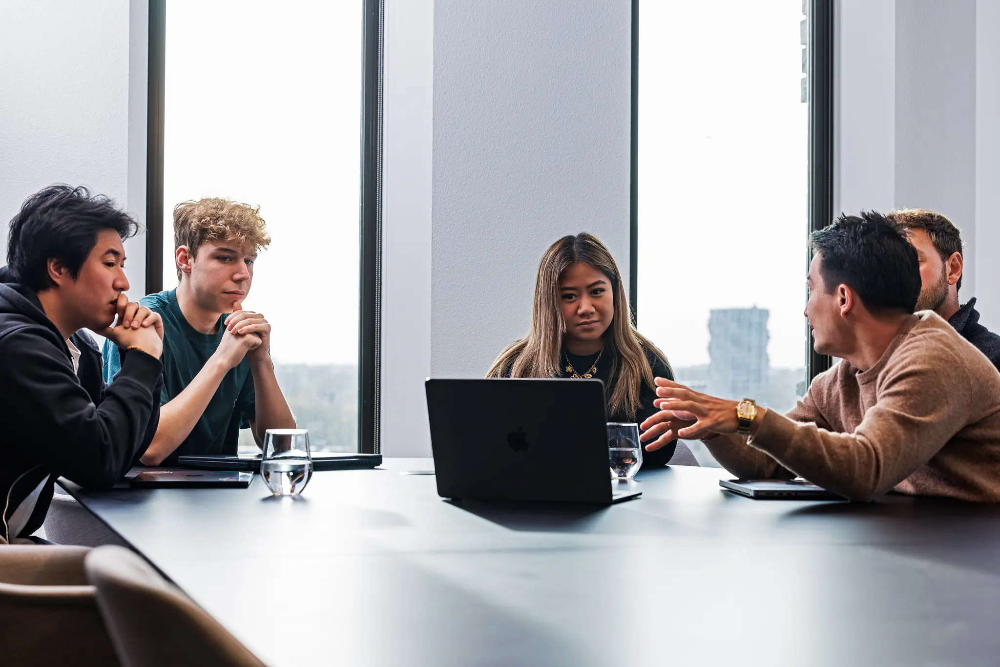 Het team van Crypto Insiders aan het werk aan de vergadertafel